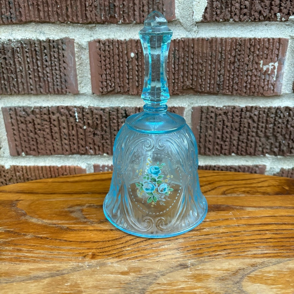 Vintage L.E. Smith Blue Bell Daisy & Button 7" Art Glass Ribbed Handle